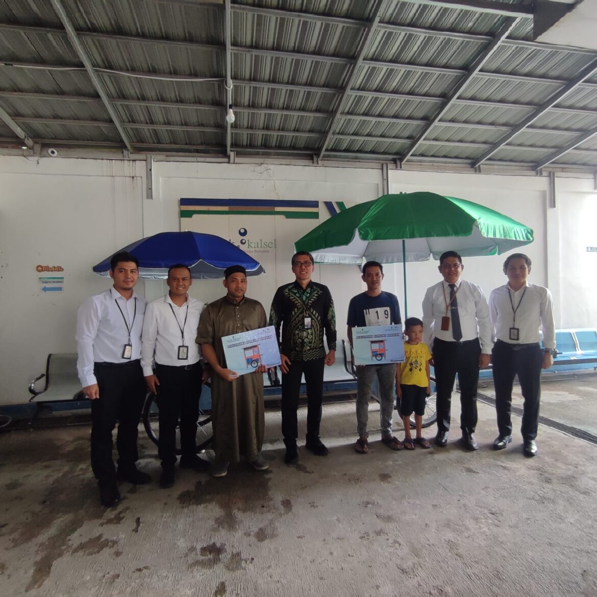 Direktur Utama Bank Kalsel, Fachrudin, didampingi Kepala Bank Kalsel Cabang Paringin, Fitri Hernadi Menyerahkan Bantuan Secara Langsung (foto:humas bank kalsel)