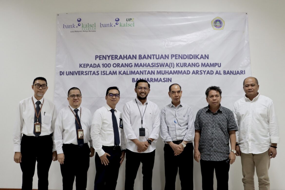 Penyerahan bantuan oleh Direktur Bisnis Bank Kalsel, Akhmad Fauzi Noor kepada Rektor UNISKA, Prof. Ir. Abdul Malik disaksikan Ketua Pengurus Yayasan UNISKA Drs. H. Budiman Musthofa Adham, Direktur UPZ Bank Kalsel M. Fajri Muhtadi dan Perwakilan Divisi Usaha Syariah, Kepala Bank Kalsel Cabang Syariah Banjarmasin serta seluruh Mahasiswa/i yang berhadir pada kegiatan tersebut (foto:humas bank kalsel)