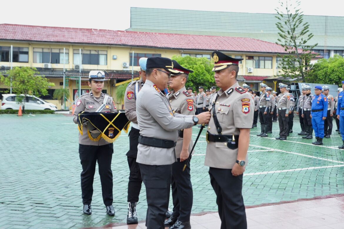 KAPOLSEK BARAT - Kapolresta Banjarmasin, Kombes Pol Cuncun Kurniadi saat memimpin Sertijab Kapolsek Barat Kompol Pujie Firmansyah menggantikan Kompol Aris Munandar, Selasa (12/11/2024) pagi. (foto:ist)