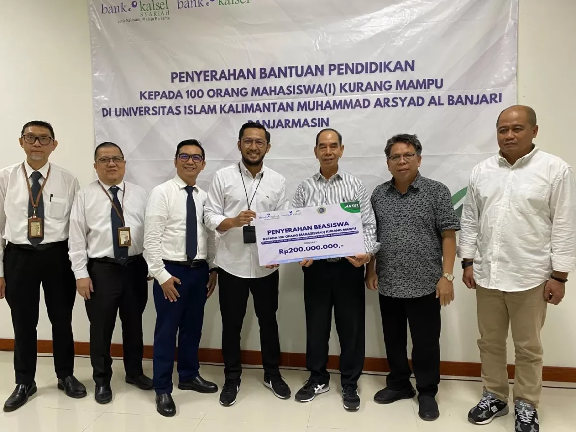 Tampak Direktur Bisnis Bank Kalsel Akhmad Fauzi Ketua Yayasan Uniska, Drs H Budiman dan Rektor Uniska Prof Abd Malik dan disaksikan Ketua UPZ Bank Kalsel, HM Fajri Muhtadi