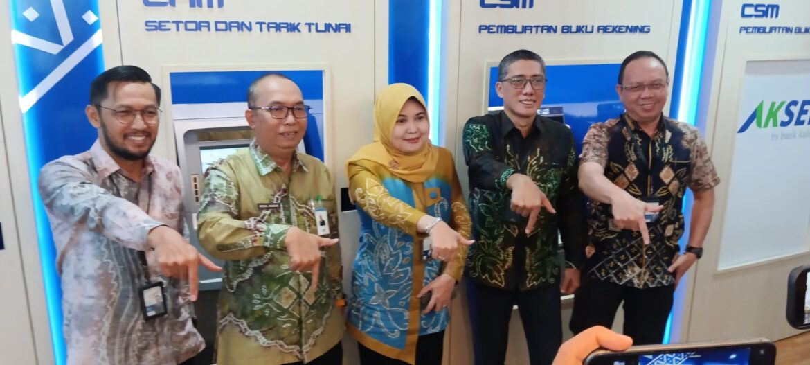 Dirut Bank Kalsel Fakhrudin, didampingi Komisaris Independen Bank Kalsel Rizal Akbar, Abdurrahim Fiqri Direktur Operasional, Ahmad Fauzi Noor Direktur Bisnis, dan Mitra Damayanti Direktur Kepatuhan (foto:baritopost)