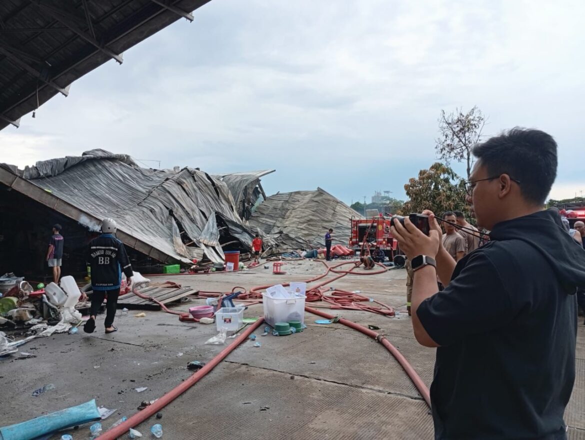 Akbari calon Wakil Wali Kota Banjarmasin memotret sisa-sisa kebakaran di Belitung.
