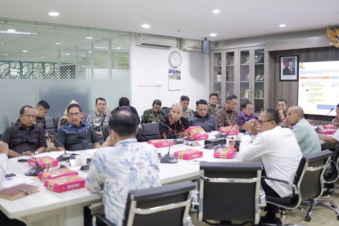 Komisi III DPRD Provinsi Kalsel minta dukungan Kementerian PUPR untuk merealisasikan pembangunan TPST Regional Banjarbakula.(foto : humasdprdkalsel)