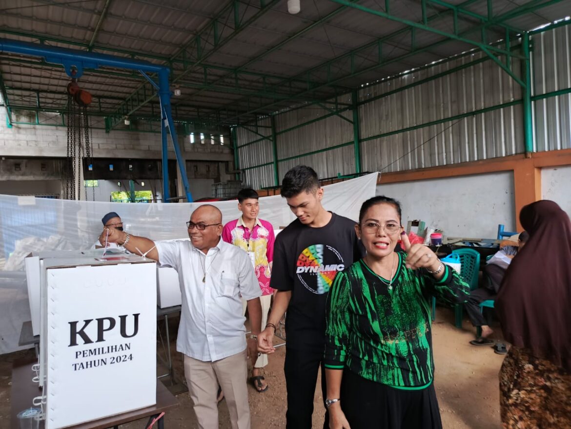 Anggota DPRD Banjarmasin Saut Nathan Samosir bersama isteri Roida Simanjorang menggunakan hak suaranya (foto:istimewa)