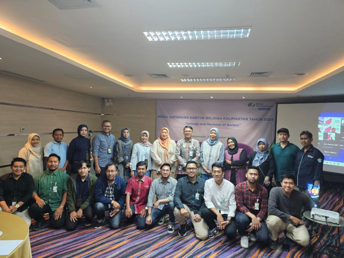 FOTO BERSAMA - Media Gathering bertema "Sinergy and Harmony of Borneo" di Hotel Fugo Banjarmasin pada tanggal 7-8 November 2024 digelar oleh BPJS Ketenagakerjaan Kantor Wilayah Kalimantan ditutup dengan foto bersama para jurnalis.(foto : ist)