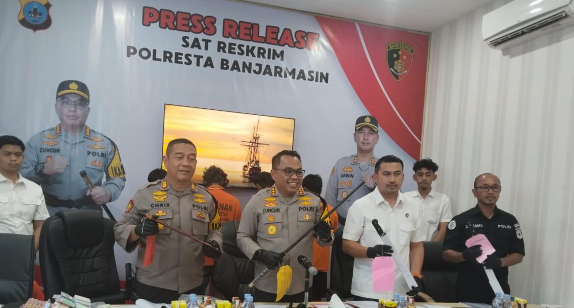 Kapolresta Banjarmasin Kombes Cuncun Kurniadi saat menggelar remaja bawa sajam diduga mau tawuran, Rabu (13/11/2024) lalu. (foto:sum/brt)