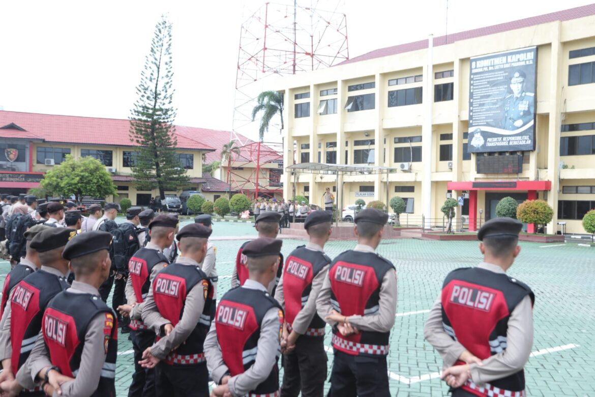 Anggota Polresta Banjarmasin dan jajaran saat persiapan apel pengamanan Pilkada Serentak 2024, Senin (25/11/2024) pagi dipimpin Wakapolresta AKBP Arwin Amrih Wientama. (foto:ist)