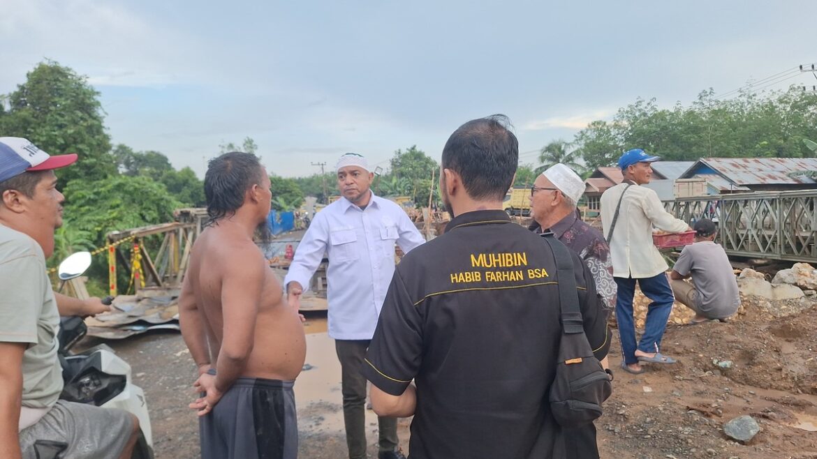 Anggota Komisi III DPRD Provinsi Kalsel Habib Farhan BSA saat meninjau lokasi proyek jembatan Mataraman di Kecamatan Mataraman Kabupaten Banjar.(foto : ist)
