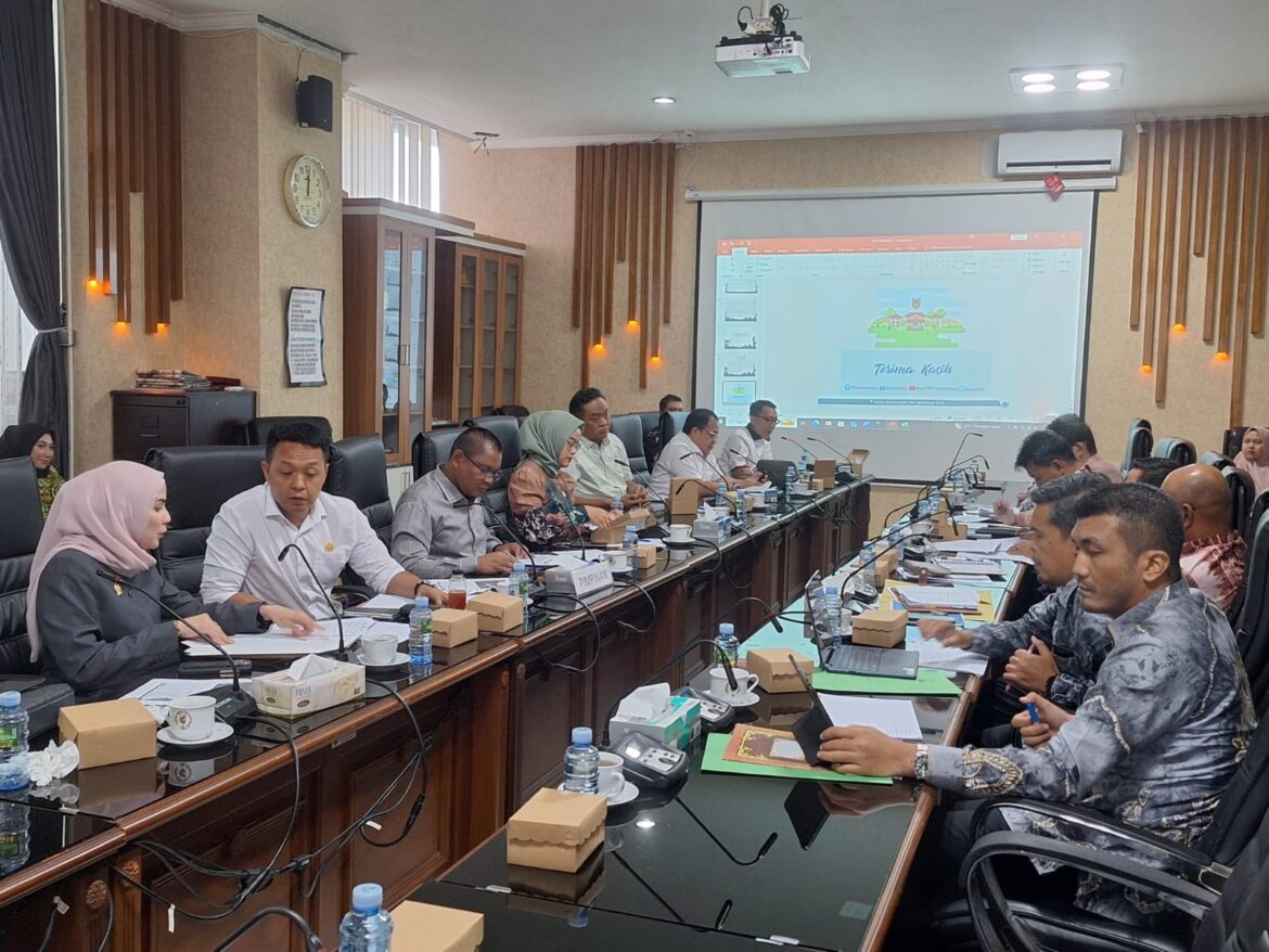 Komisi III DPRD Provinsi Kalsel rapat kerja dengan Dinas PUPR Provinsi Kalsel.(foto : ist)