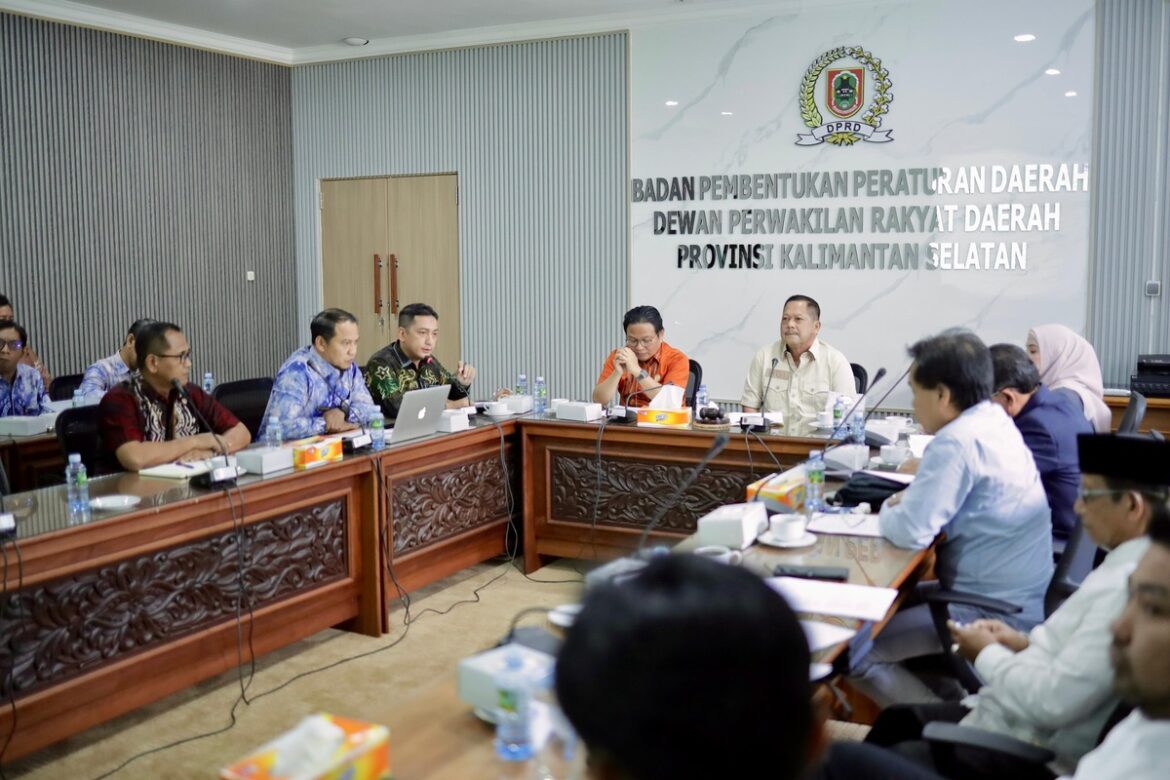 Bapemperda DPRD Provinsi Kalsel melaksanakan rapat koordinasi penyusunan propemperda tahun 2025.(foto : humasdprdkalsel)