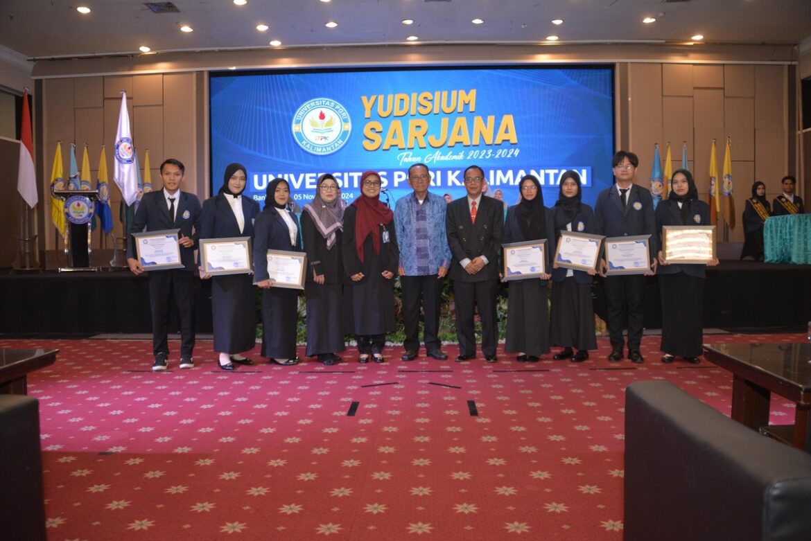 Rektor Universitas PGRI Kalimantan,  Dr Hj Dina Huriaty MPd (tengah) berfoto dengan jajarannya dan yudisiawan terbaik usai Yudisium  Sarjana Tahun Akademik 2023/2024 di Hotel Banjarmasin International, Selasa (05/11/2024).(foto: ist).