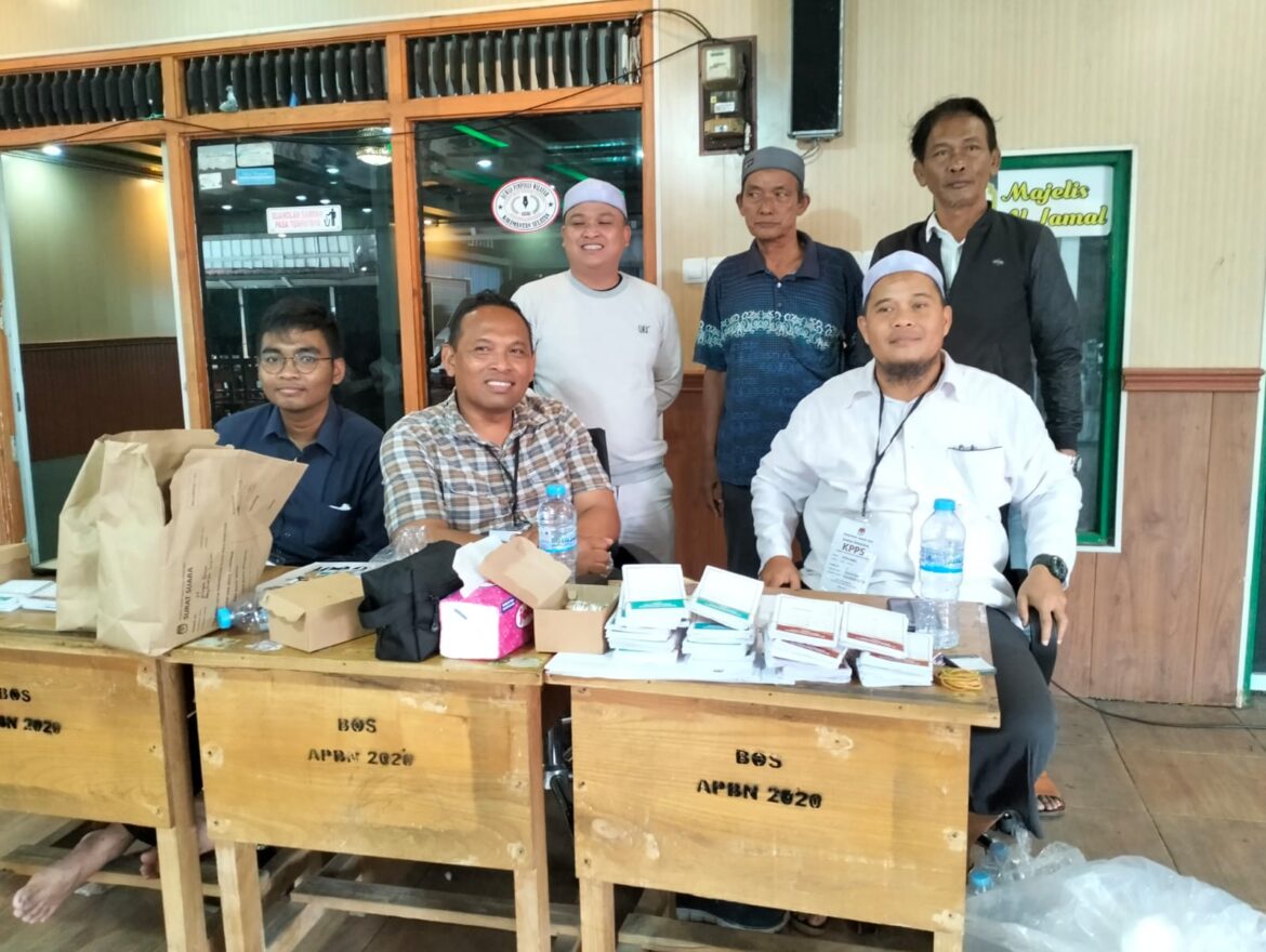 Guru Muhammad Firdaus Pemilik Majelis Taklim Al Jamal di Jalan Kelayan A (pakai kopiah haji yang berdiri)