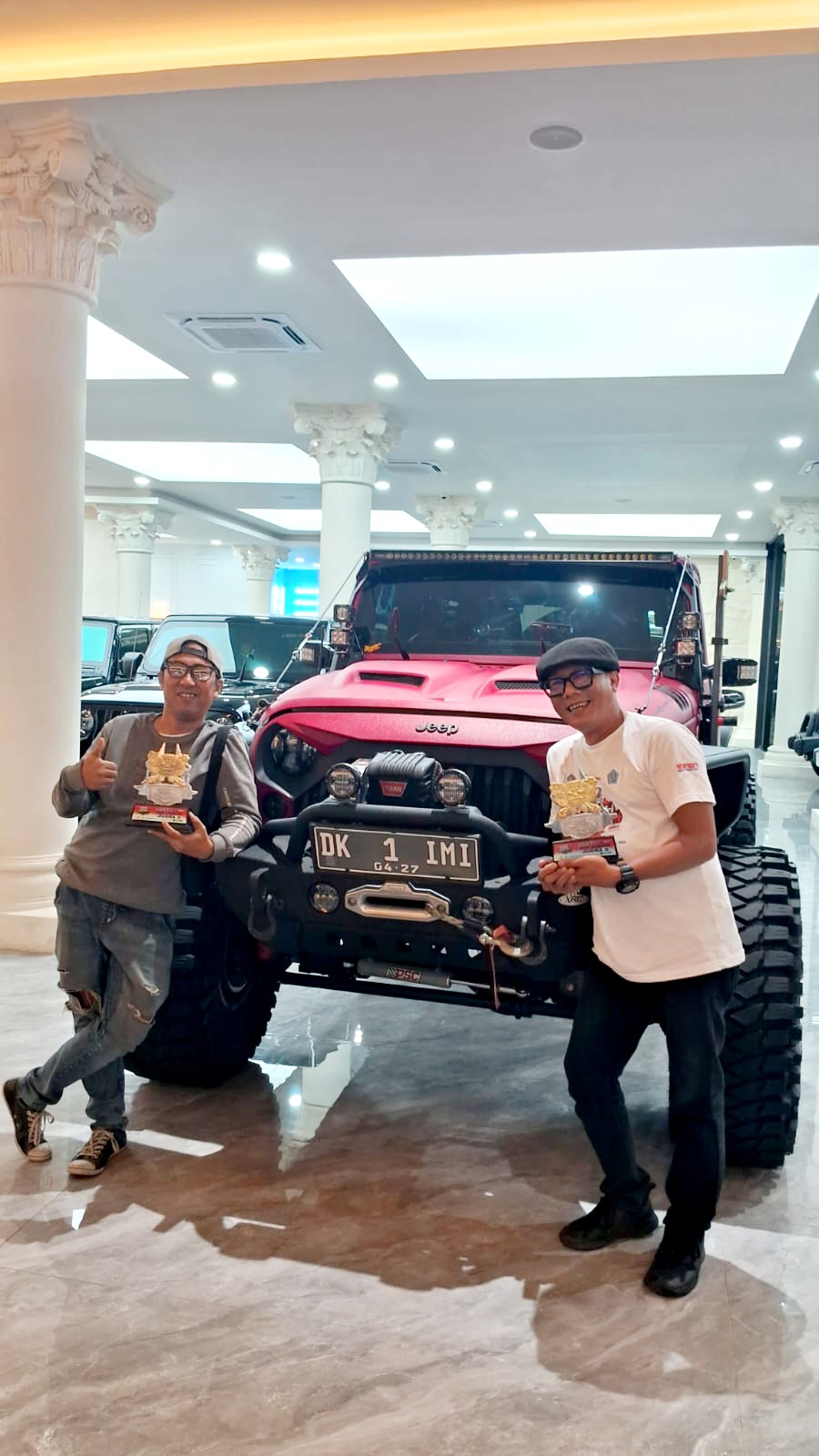 NEXX-Luxury Showroom Cafe, milik Ketum IMI Bali Ajik Krisna, sebagai lokasi seremoni pengumuman pemenang Kejurnas Pertamina MPWR 2024. Nampak Arief-Faroek diabadikan di salah satu koleksi mobil milik Ajik Krisna. (Ist)