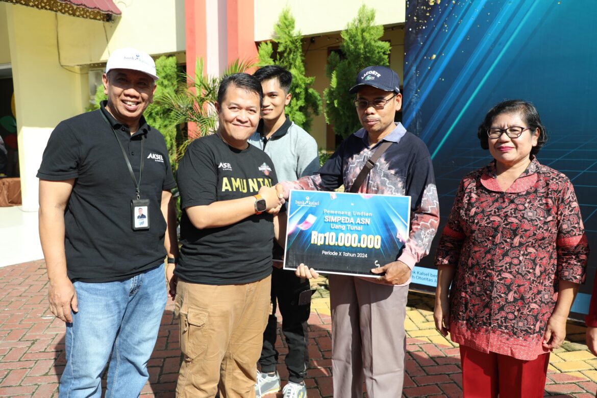 Kepala Bank Kalsel Cabang Amuntai Aly Rizqan Mendampingi Sekda HSU Adi Lesmana Dalam Penyerahan Hadiah Undian Bank Kalsel kepada ASN (foto:diskominfo)