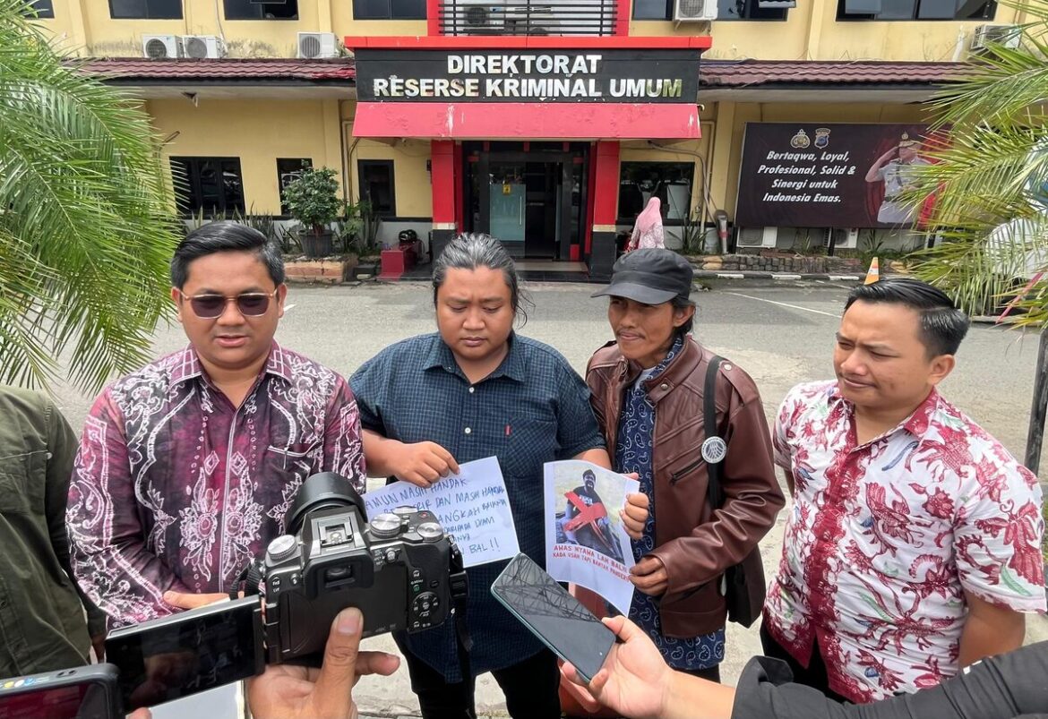 Tim Banjarbaru Hanyar memberikan keterangan kepada awak media (Foto Iman Satria)