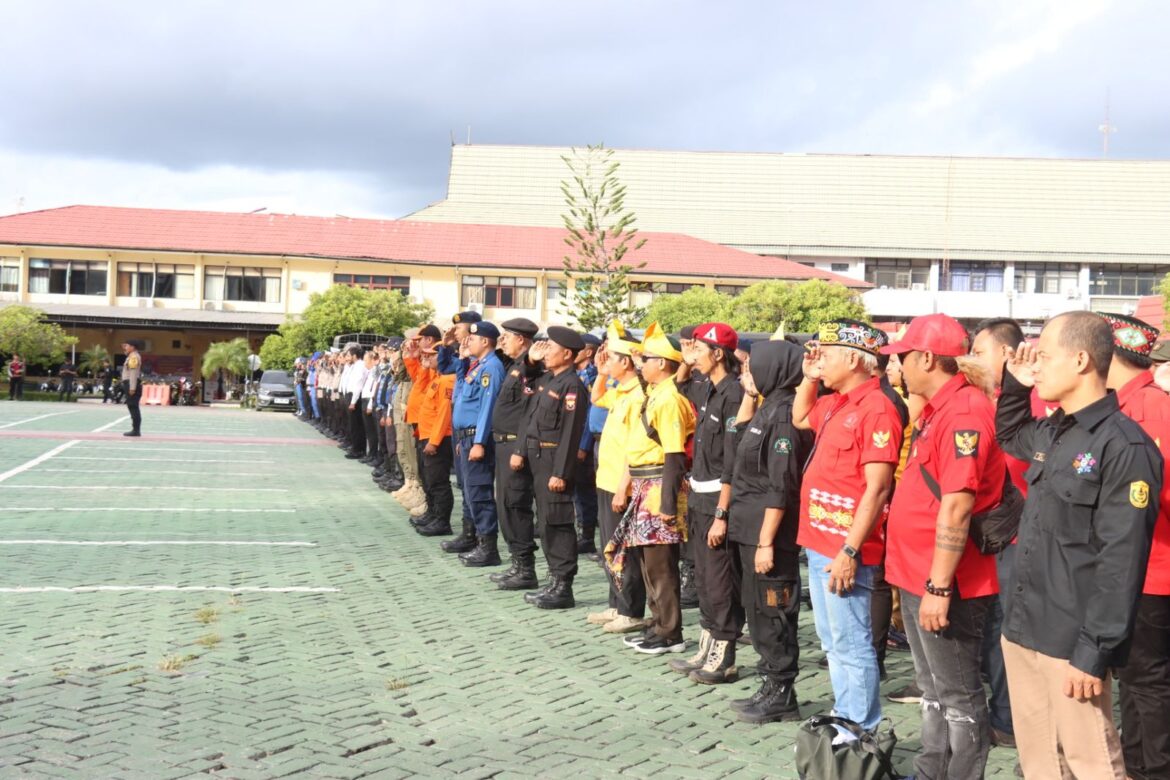 Ratusan Personil siap amankan malam pergantian tahun baru 2024-2025 dalam Apel Kesiapan anggota dipimpin Kapolresta Banjarmasin dan jajaran terkait, Selasa (31/12/2024). (foto:istimewa)