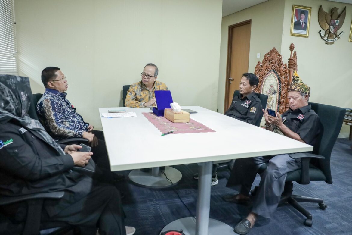 Sekretaris DPRD Provinsi Kalsel Muhammad Jaini, SE, MAP yang memimpin rombongan saat studi komparasi diterima Direktur Pengelolaan Media Ditjen IKP Kementerian Komdigi, Nursodik Gunarjo bersama jajarannya.(foto : humasdprdkalsel)