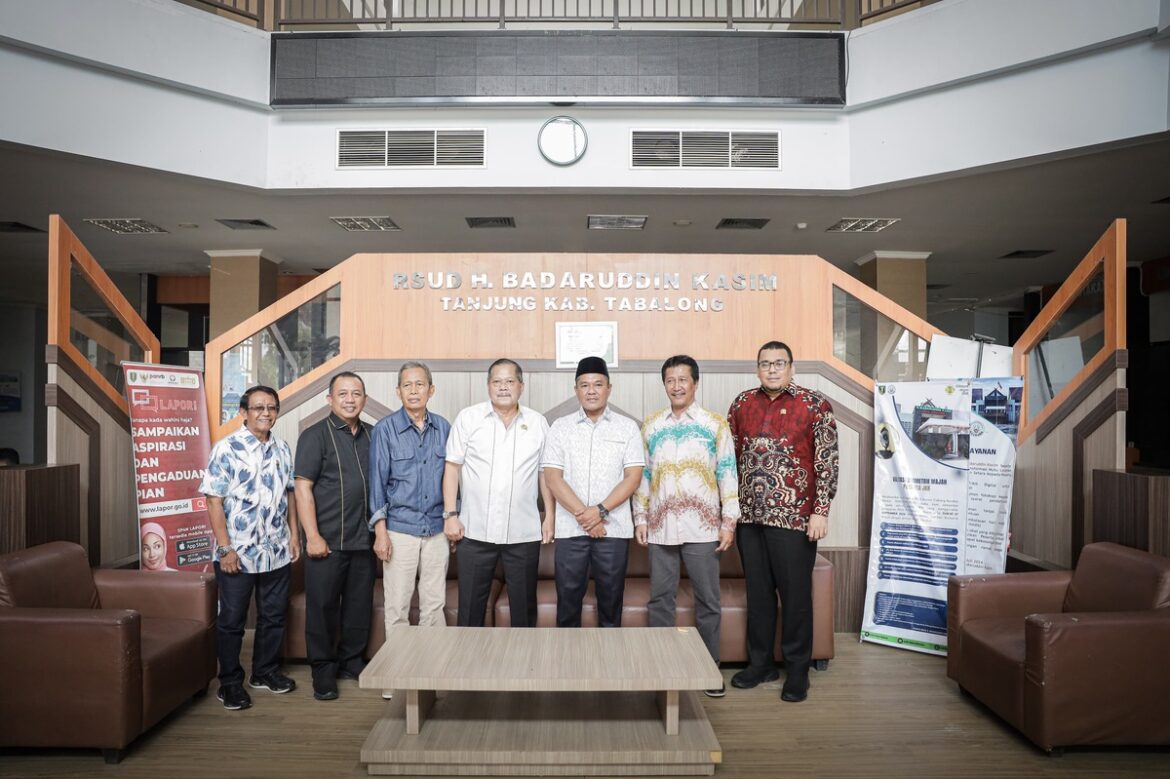 Rombongan Komisi IV DPRD Provinsi Kalsel foto bersama di RSUD H Badaruddin Kasim disela melaksanakan kunjungan kerja.(foto : humasdprdkalsel)