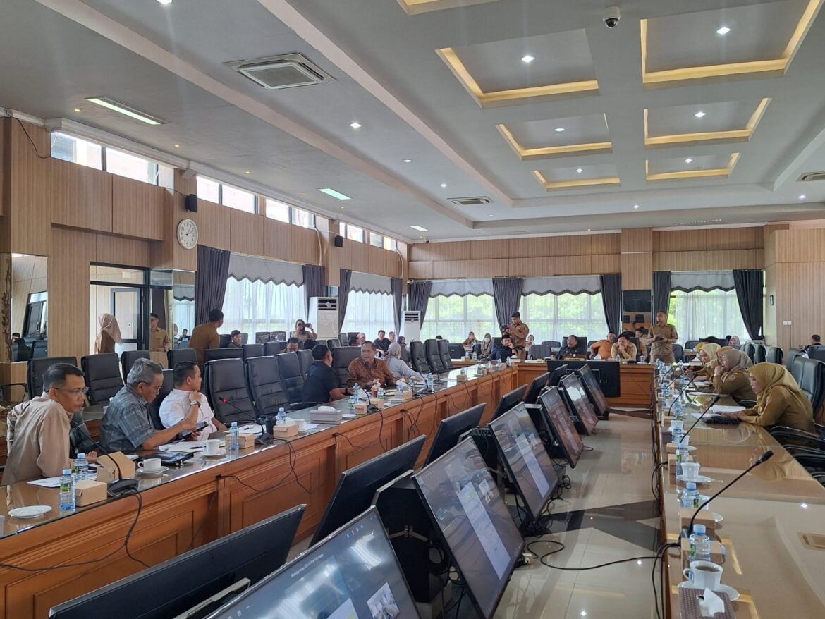 Banggar DPRD Provinsi Kalsel dan TAPD Pemprov Kalsel membahas Hasil Evaluasi Kemendagri terhadap APBD Provinsi Kalsel Tahun Anggaran 2025.(foto : ist)