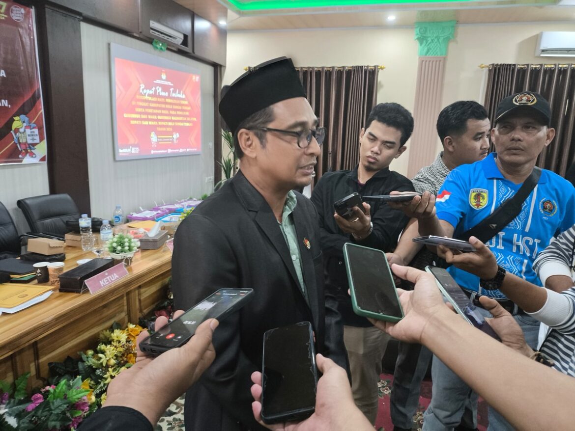 Ketua KPU HST Ardiansyah menyampaikan keterangan kepada wartawan usai sidang pleno tingkat kecamatan.(foto : yufanata/brt)