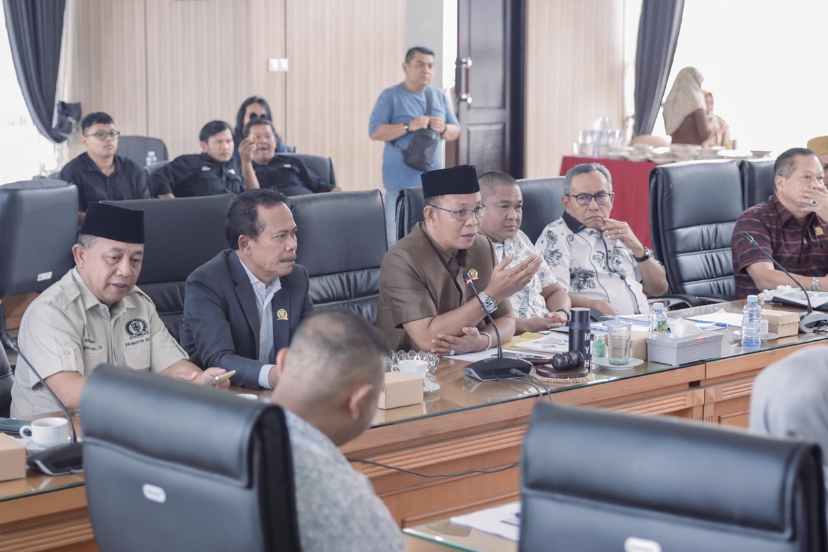 Ketua Komisi II DPRD Provinsi Kalsel Muhammad Yani Helmi saat memimpin RDP membahas rencana pemberlakuan opsen pajak 66 persen untuk pajak kendaraan bermotor.(foto : humasdprdkalsel)