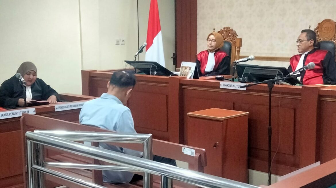 Sansugiharto Direktur Utama PT Berkat Sarana Buana (PT BSB) yang didakwa melakukan penggelapan pajak saat mendengarkan tuntutan JPU.