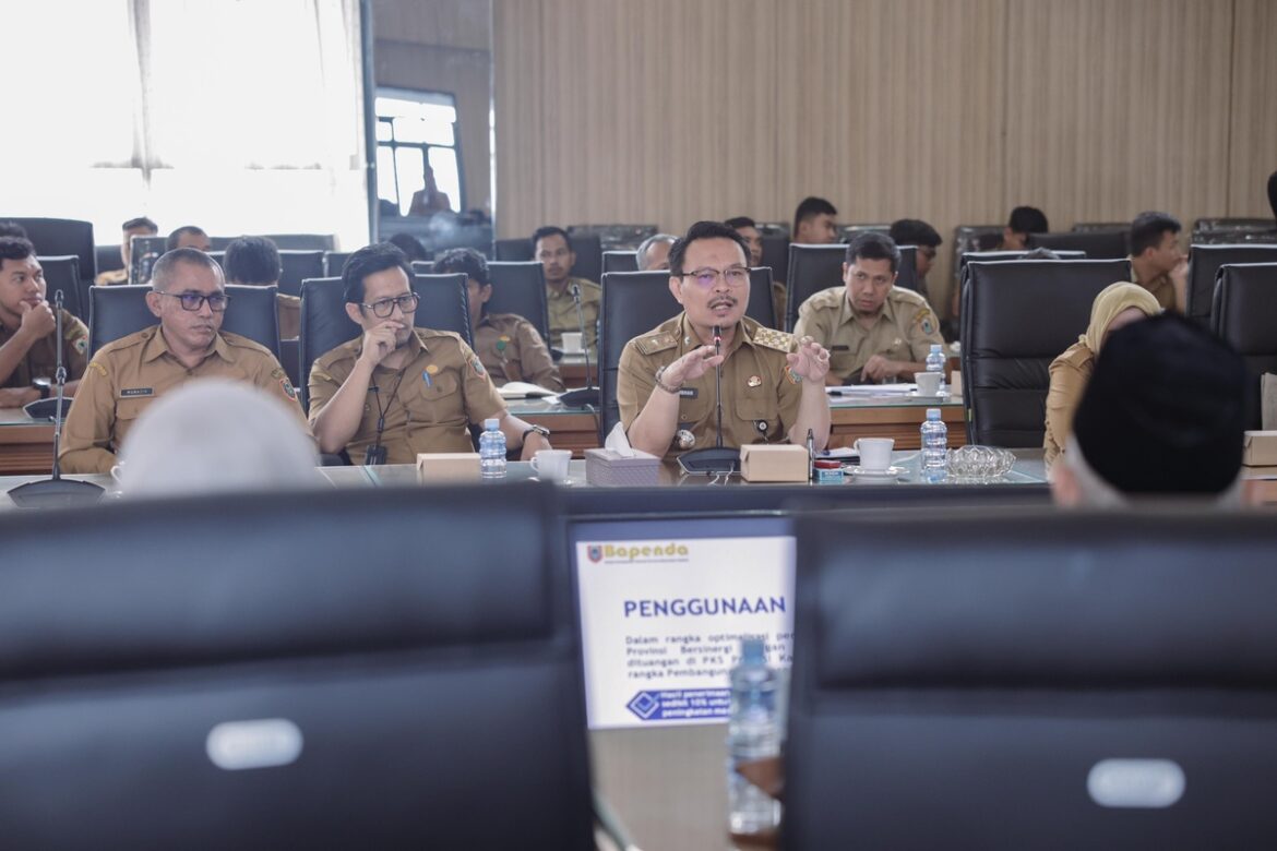 Kepala Bapenda Kalsel Subhan Noor Yaumil saat menyampaikan paparannya terkait diskon atau insentif 25 persen selama enam bulan untuk pembayaran pajak kendaraan bermotor.(foto : humasdprdkalsel)