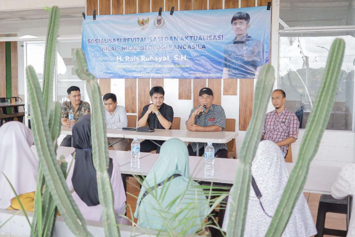 Ketua Komisi I DPRD Provinsi Kalsel H Rais Ruhayat, SH melaksanakan Sosialisasi Revitalisasi dan Aktualisasi Nilai-Nilai Ideologi Pancasila di Kecamatan Alalak Kabupaten Batola.(foto : humasdprdkalsel)