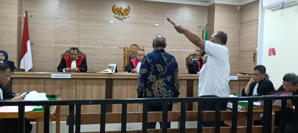 Prof DR Hadin Muhzad SH MHum saat menjadi saksi a de charge atau meringankan perkara dugaan tindak pidana UU Minerba dengan terdakwa Sugiannor.
