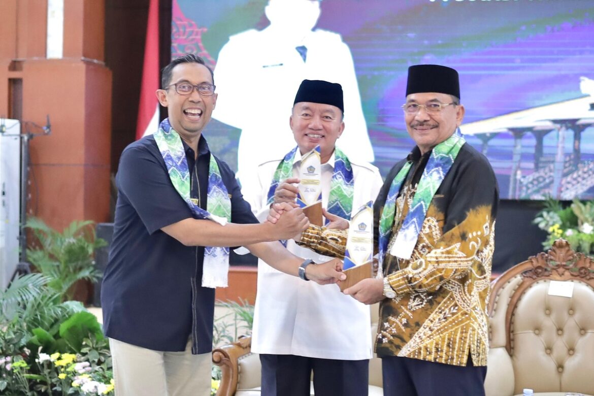 Ketua DPRD Provinsi Kalsel Dr (HC) H Supian HK, SH, MH mendampingi Gubernur Kalsel H Muhidin saat menerima penyerahan DIPA dan Buku Alokasi TKD Tahun Anggaran 2025 di Gedung Mahligai Pancasila Banjarmasin.(foto : humasdprdkalsel)