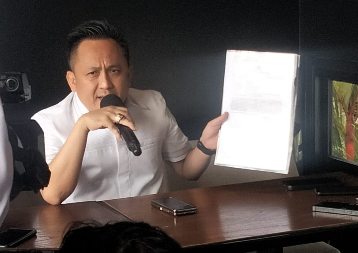 H. Akhmad Junaidi SH MH saat memberikan penjelasan pada sejumlah wartawan.