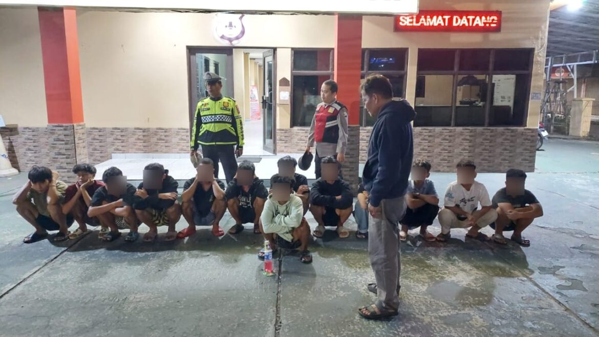 Diduga Pesta Miras Oplosan, belasan remaja diamankan pihak Polsek Banjarmasin Timur, Senin (30/12/2024) dinihari. (foto:istimewa)