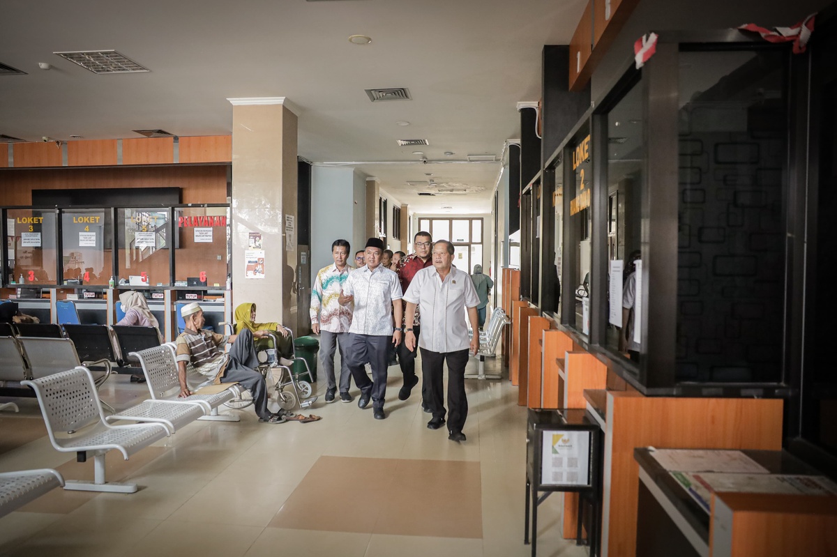 Rombongan Komisi IV DPRD Provinsi Kalsel disela melaksanakan kunjungan kerja juga memantau beberapa ruangan di RSUD H Badaruddin Kasim termasuk ruang rawat inap, ruang operasi dan fasilitas penunjang lainnya.(foto : humasdprdkalsel)