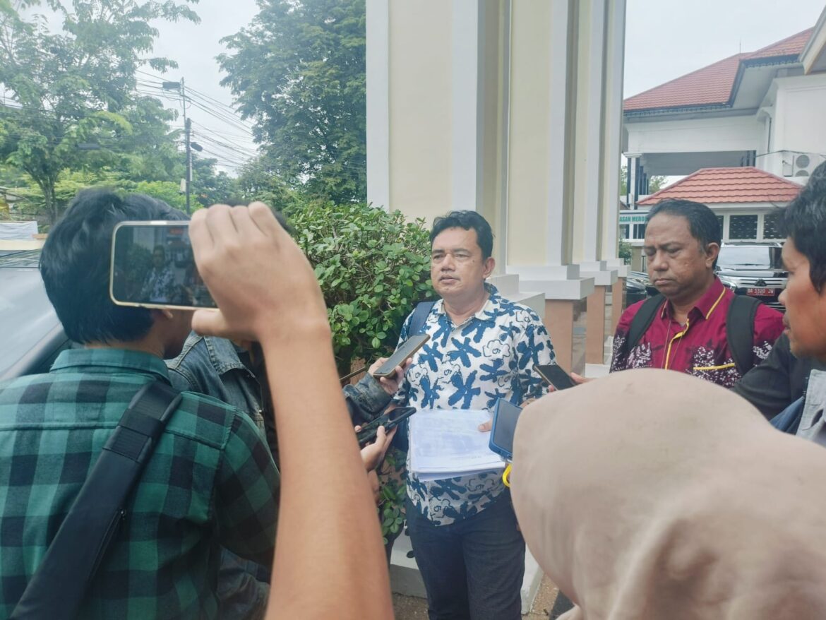 KETERANGAN PERS - Pengacara Isai Panantulu Nyapil, SHMH saat memberikan keterangan pers terkait gugatan di Pengadilan Negeri (PN) Banjarmasin yang ditunda karena tergugat maupun pengacaranya tidak hadir, Kamis (4/12/2024). (foto:sum/brt)