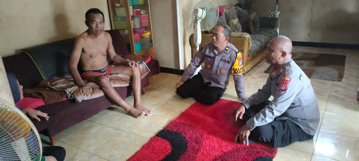 Kabag SdM Polresta Banjarmasin Kompol Kusdarmaji dan tim Si Dokkes setempat saat menjenguk anggota Polsek Barat Aiptu Yuliadi yang sakit, Senin (9/12/2024).(foto:ist)