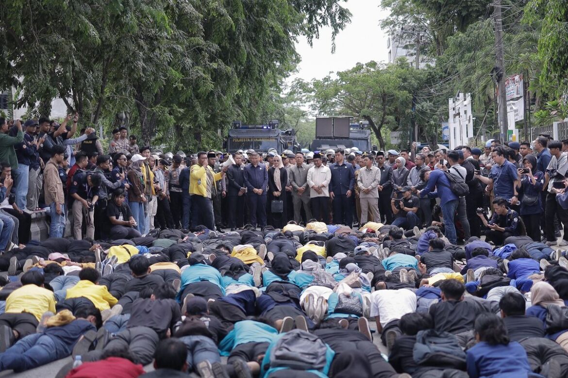 Inilah bentuk penolakan ratusan mahasiswa di Kalsel yang menolak diberlakukannya PPN 12 % pada 1 Januari 2025 oleh pemerintah pusat.(foto : humasdprdkalsel)