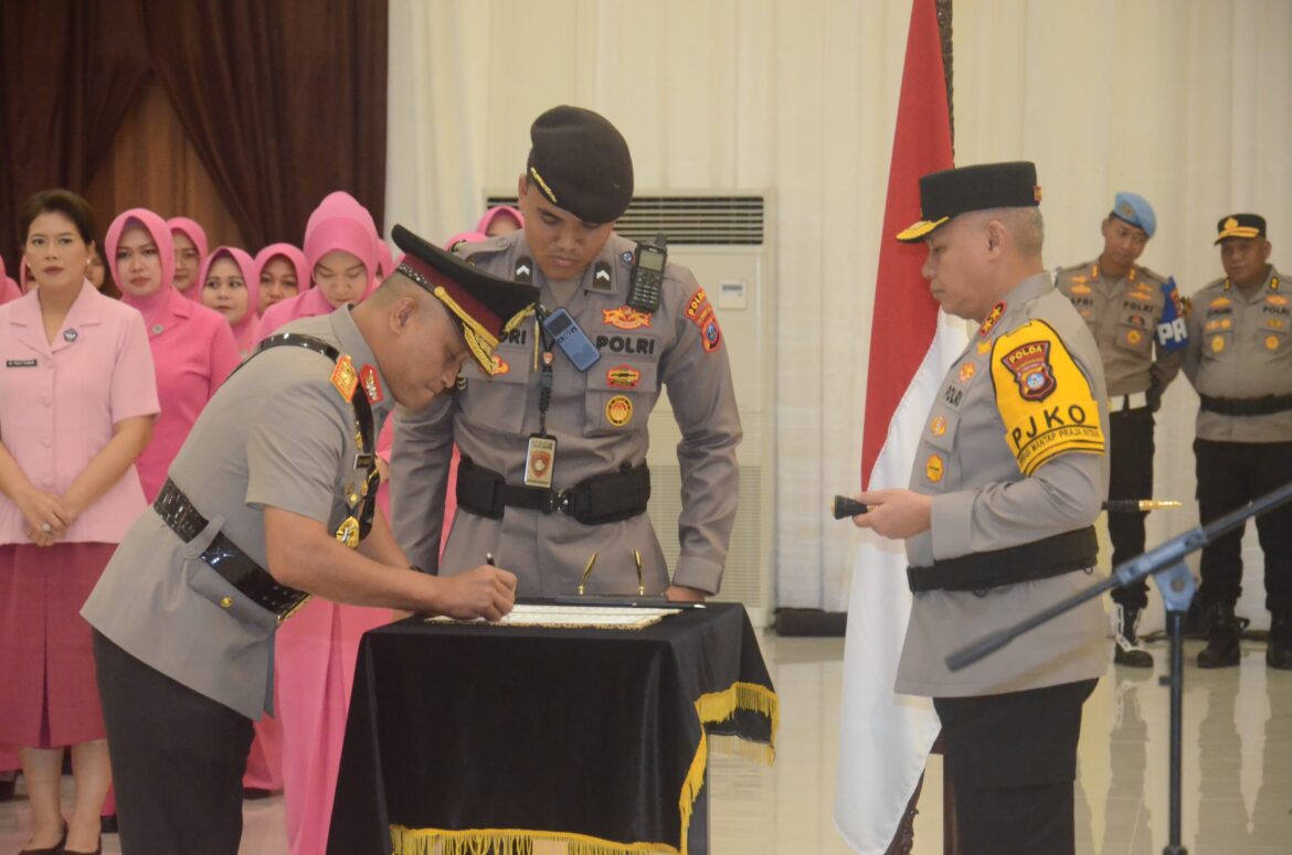 Kapolda Kalsel Irjen Pol Rosyanto Yudha Hermawan, melantik Brigjen Pol Golkar Pangarso Rahardjo Winarsadi, sebagai Wakil Kepala Wakapolda Kalsel, di Auditorium Polda Kalsel, Banjarbaru, Selasa (3/12/2024).