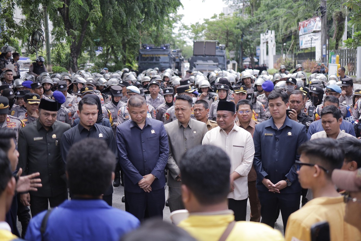 Wakil Ketua DPRD Provinsi Kalsel H Kartoyo didampingi sejumlah anggota dewan lainnya saat menemui ratusan mahasiswa yang berdemo.(foto : humasdprdkalsel)