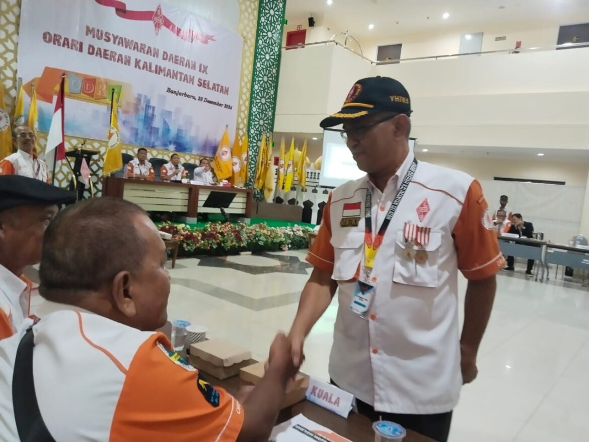 H Akhmad Yani saat bersalaman dengan salah satu pimpinan Orlok sebagai tanda terima kasih atas kepercayaan seluruh lokal kepadanya, Sabtu (28/12/2024) petang.(foto : sum/brt)