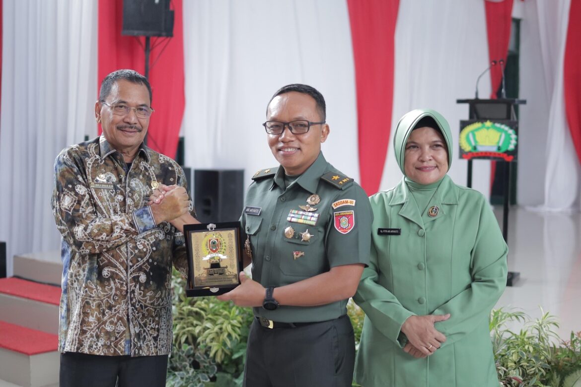 Ketua DPRD Provinsi Kalsel Dr (HC) H Supian HK, SH, MH menyerahkan plakat kepada pejabat Danrem 101/Antasari yang lama, Brigjen TNI Ari Aryanto di acara pisah sambut.(foto : humasdprdkalsel)