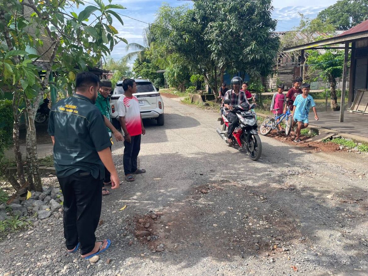Anggota Komisi III DPRD Provinsi Kalsel Habib Farhan BSA meninjau jalan di Desa Pingaran Ilir yang rusak parah bertahun-tahun belum pernah diperbaiki.(foto : ist)