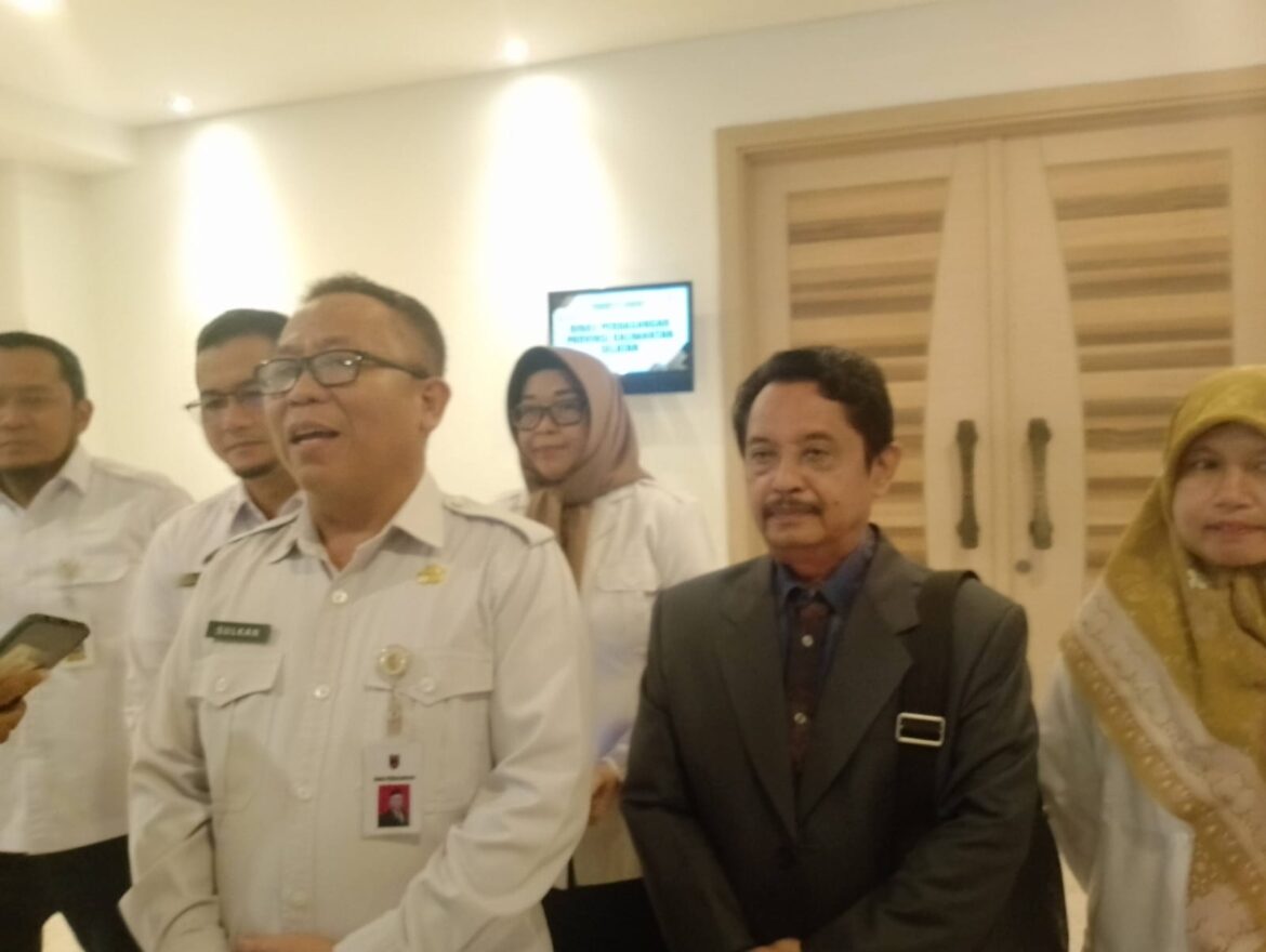 Kepala Dinas Perdagangan Provinsi Kalsel Sulkan SH MM dan Ketua Yayasan Lembaga Konsumen Intan Kalimantan DR Fauzan Ramon SH MH di sela-sela kegiatan Sosialisasi Perlindungan Konsumen di Banjarmasin tahun 2024, Rabu (04/12/2024). (Foto slm/brt)