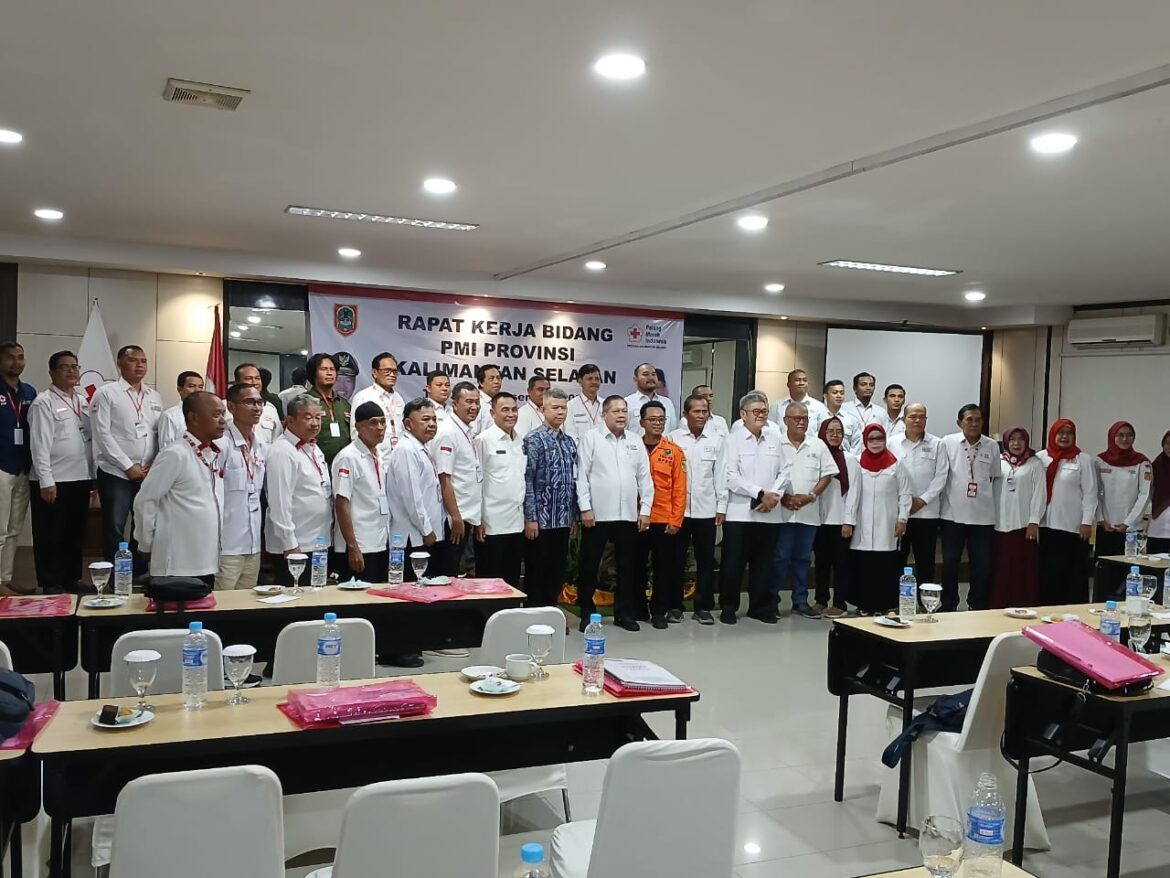 Pengurus dan Anggota Dewan Kehormatan PMI Kalsel serta BPBD dan Dinas Kesehatan Kalsel foto bersama seusai pembukaan Rakerbid PMI Kalsel di Banjarmasin.(foto : sophan/brt)