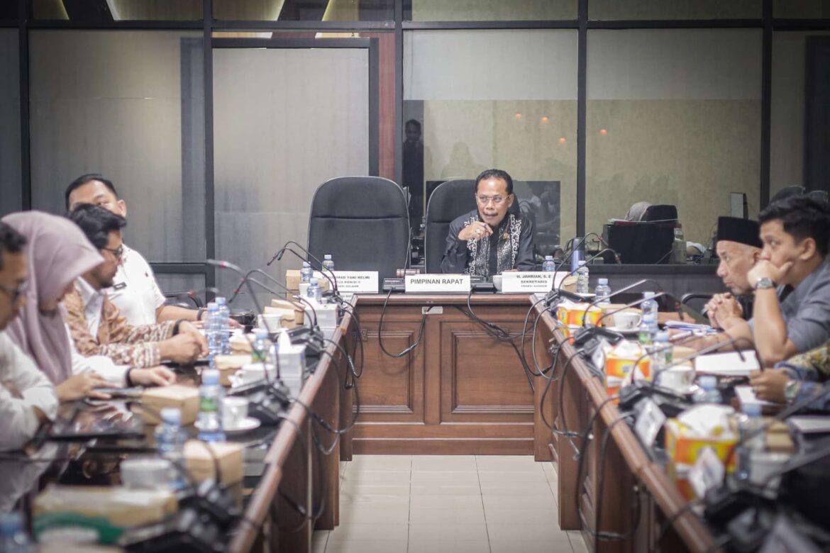 Sekretaris Komisi II DPRD Provinsi Kalsel, H Jahrian, SE memimpin rapat dengar pendapat (RDP) Rencana Pembangunan Jangka Menengah Daerah (RPJMD) 2021-2026 dengan Dinas Pariwisata Provinsi Kalsel di Banjarmasin.(foto : humasdprdkalsel)