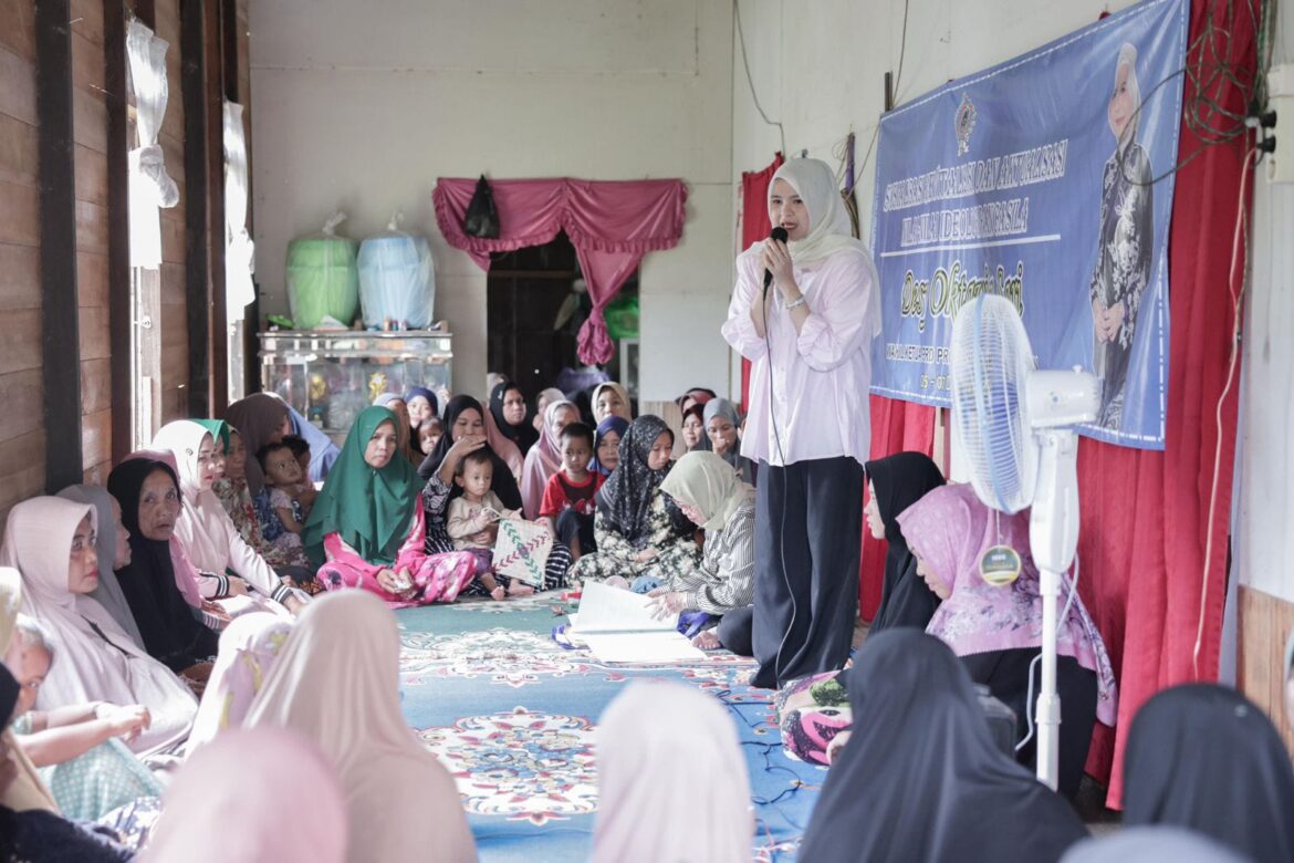 Wakil Ketua DPRD Provinsi Kalsel Desi Oktaviasari menggelar Sosialisasi dan Revitalisasi Ideologi Pancasila di Desa Balanti Kabupaten HSS.(foto : humasdprdkalsel)