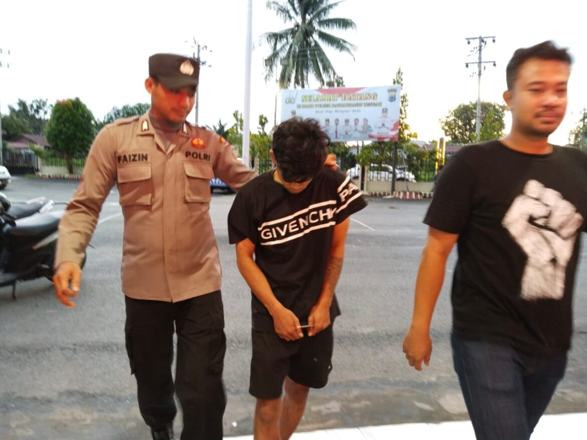 Pelaku aniaya hingga berujung tewasnya korban di Hotel Prima di Jalan Kolonel Sugiono Banjarmasin menyerahkan diri kepada polsek Bantent, Jum'at (20/12/2024) sore. ( foto: sum/brt)