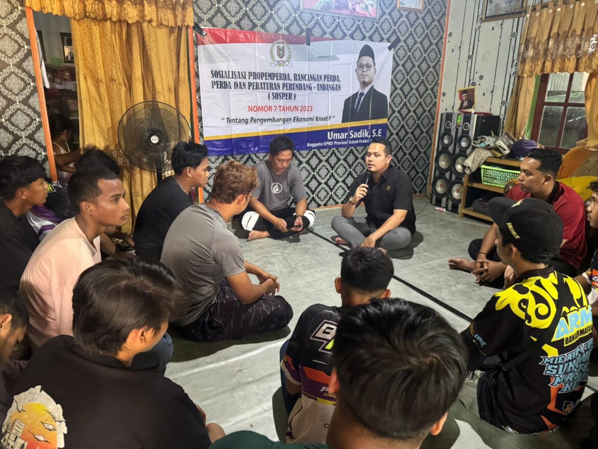 Anggota Komisi II DPRD Provinsi Kalsel Umar Sadik melaksanakan kegiatan Sosialisasi Perda Nomor 7 Tahun 2023 tentang Pengembangan Ekonomi Kreatif di Kecamatan Kalua Kabupaten Tabalong.(foto : humasdprdkalsel)