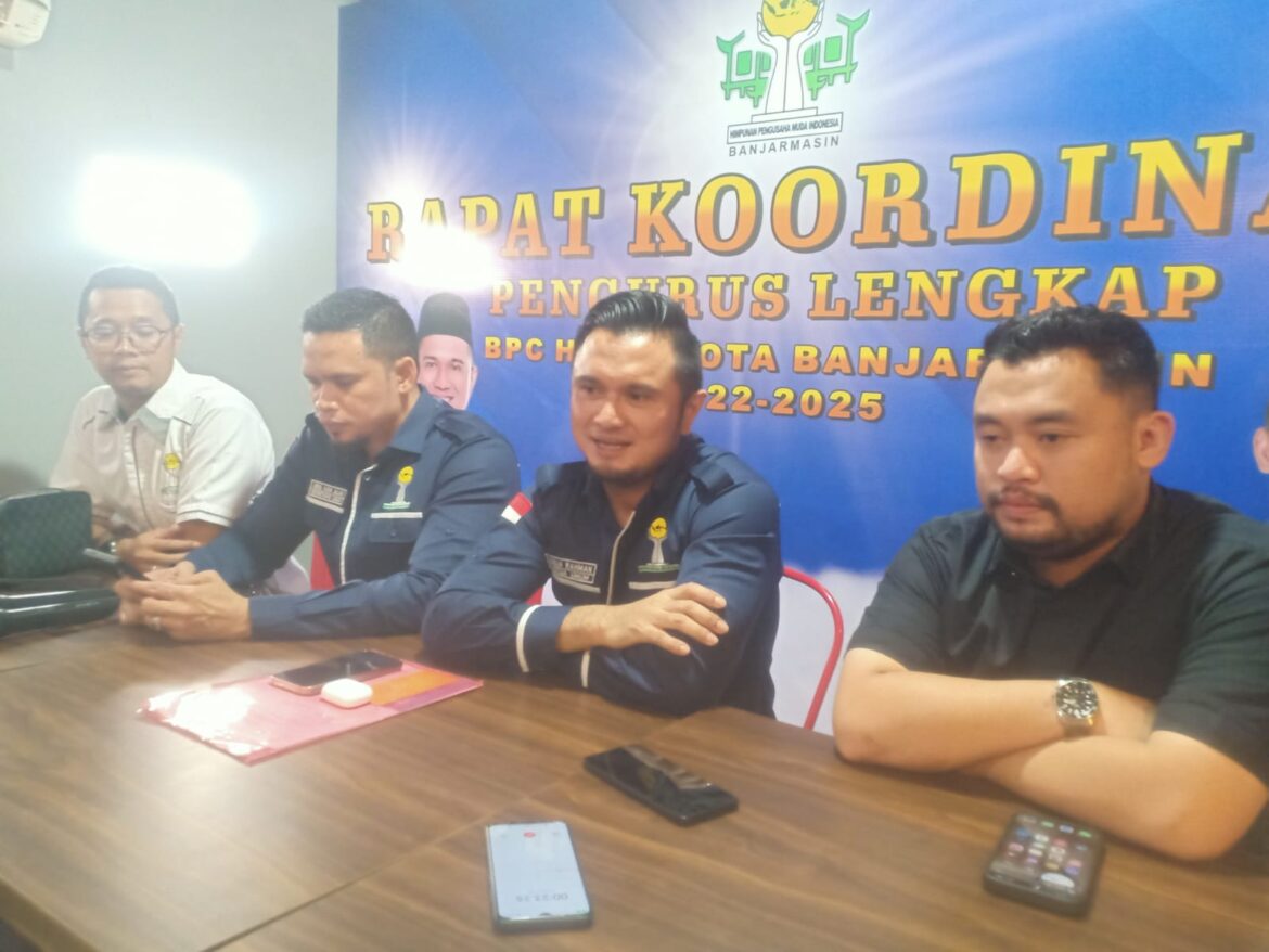 H Rahman Muhidin Bersama Aulia Rahman (BPD HIPMI Kalsel), Abdul Kadir Jailani (Plt Ketua HIPMI Banjarmasin (foto:baritopost)