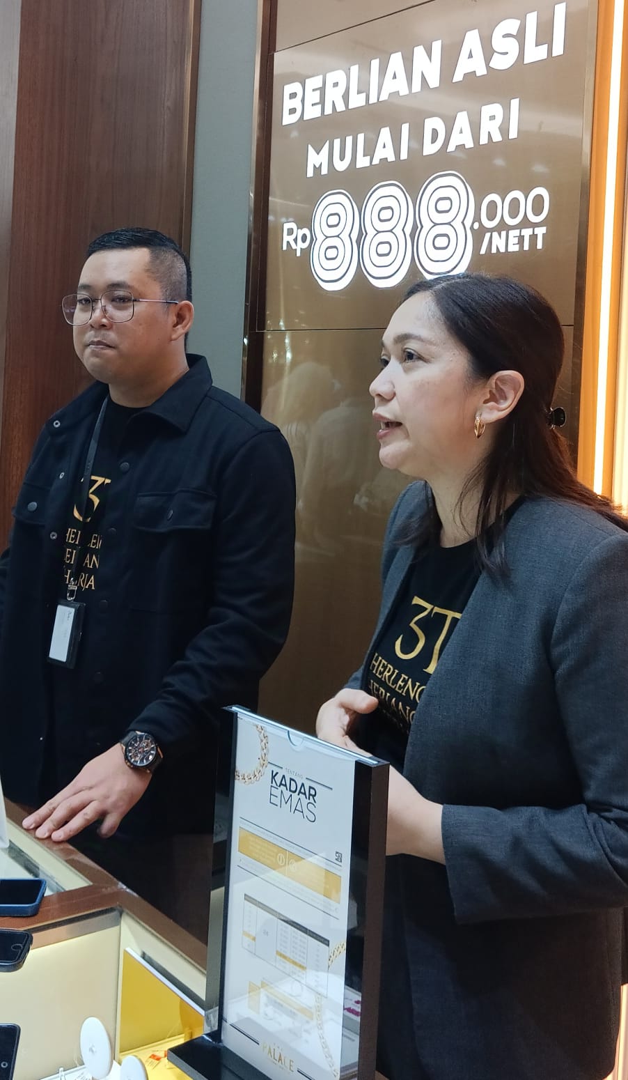 Jelita Setifa General Manager The Palace Jeweler Saat Berada di Gerai Duta Mall Banjarmasin