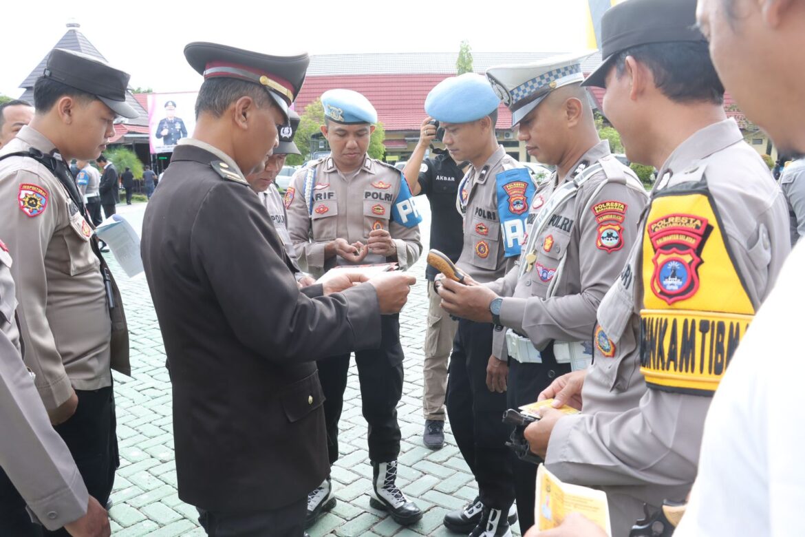 Salah Satu anggota Satlantas Polresta Banjarmasin diperiksa Senpinya oleh Propam setempat, guna kelayakan operasional, Senin (23/12/2024) pagi. (foto:ist)